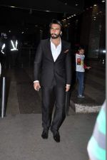 Ranveer Singh snapped at the airport in Mumbai on 9th Nov 2013